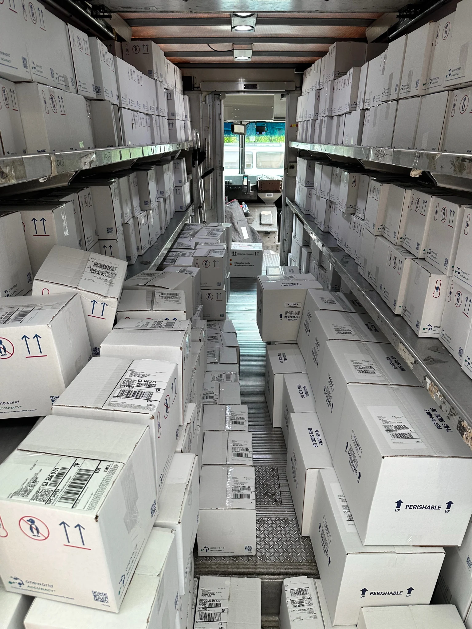 Caixas de material biológico carregadas dentro de um caminhão UPS